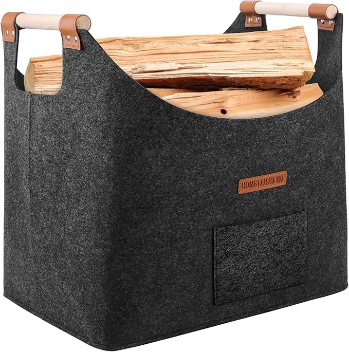 Grauer Filzkorb mit zwei Holzgriffen für Kaminholz